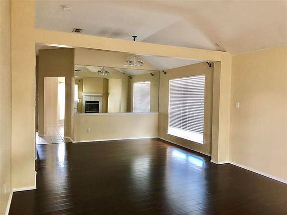 4th image of 5017 Valley Village Dr
