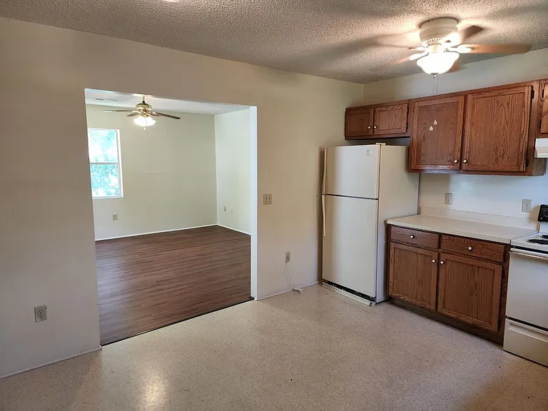 209 E Broad St — Photo 12