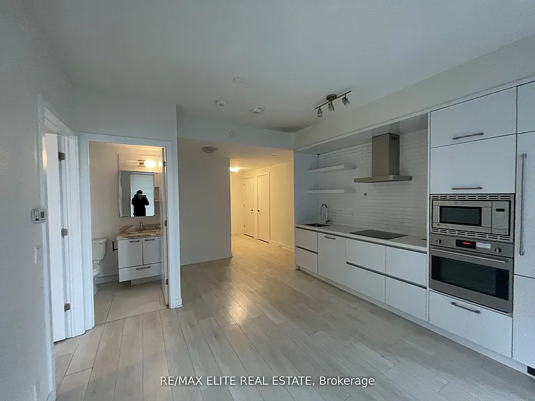 2221 Yonge St #1105 — Photo 4