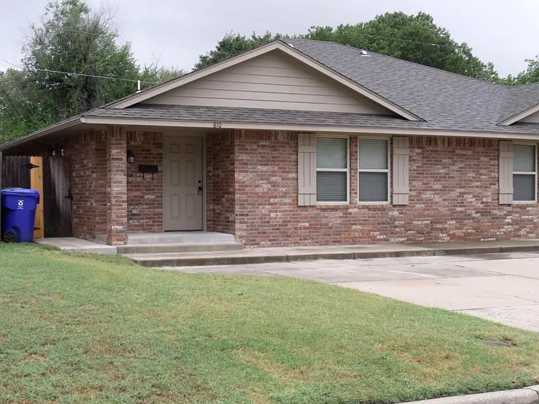 810 Russell Cir — Photo 1