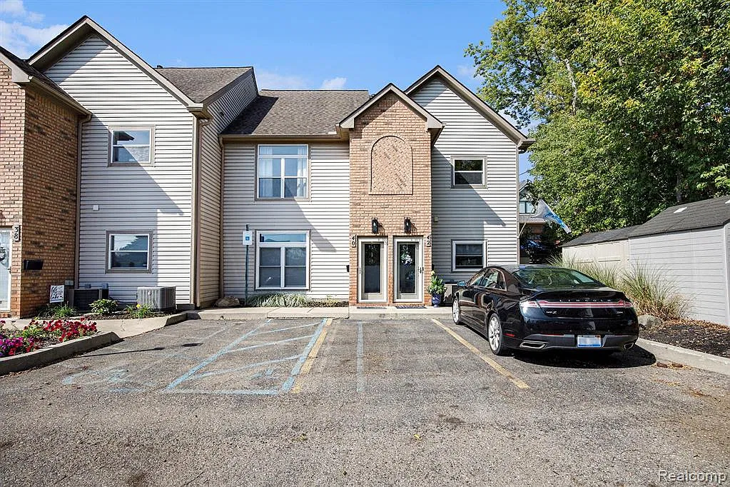2 bed, 2.0 bath, 1331 sqft, $2,200 — Photo 1