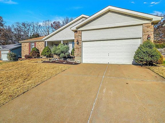 2nd image of 3033 Oakstowne Pl