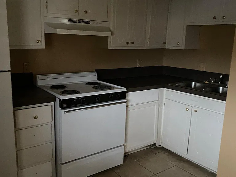 5810 Valley Dr — Photo 2