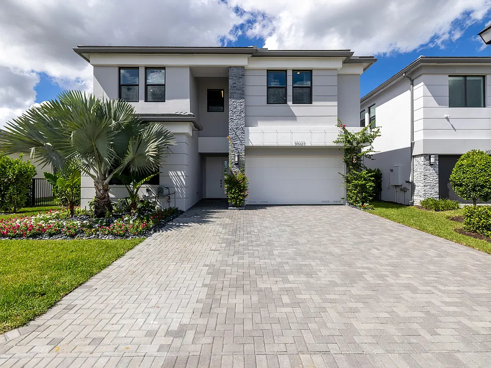 20027 Hirono Ln