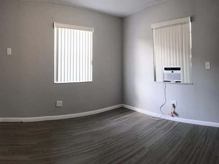 St George Apartments — Photo 22