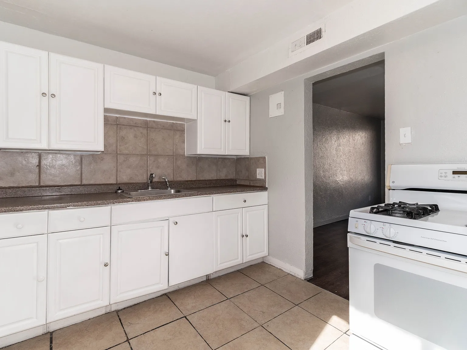 1109 Akron Street - 1109 — Photo 3
