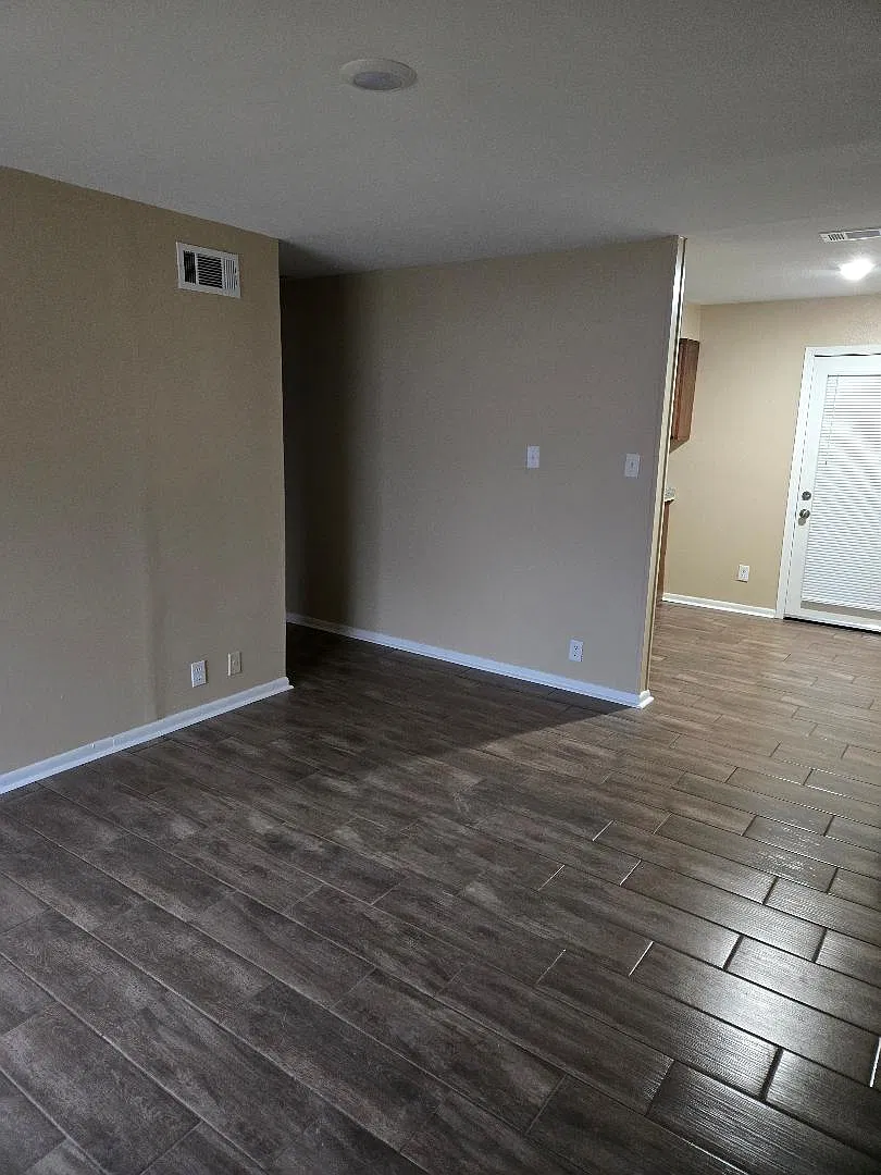 3 bed, 1.5 bath, 864 sqft, $1,050 — Photo 2