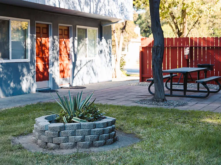 I Street Apartments — Photo 14