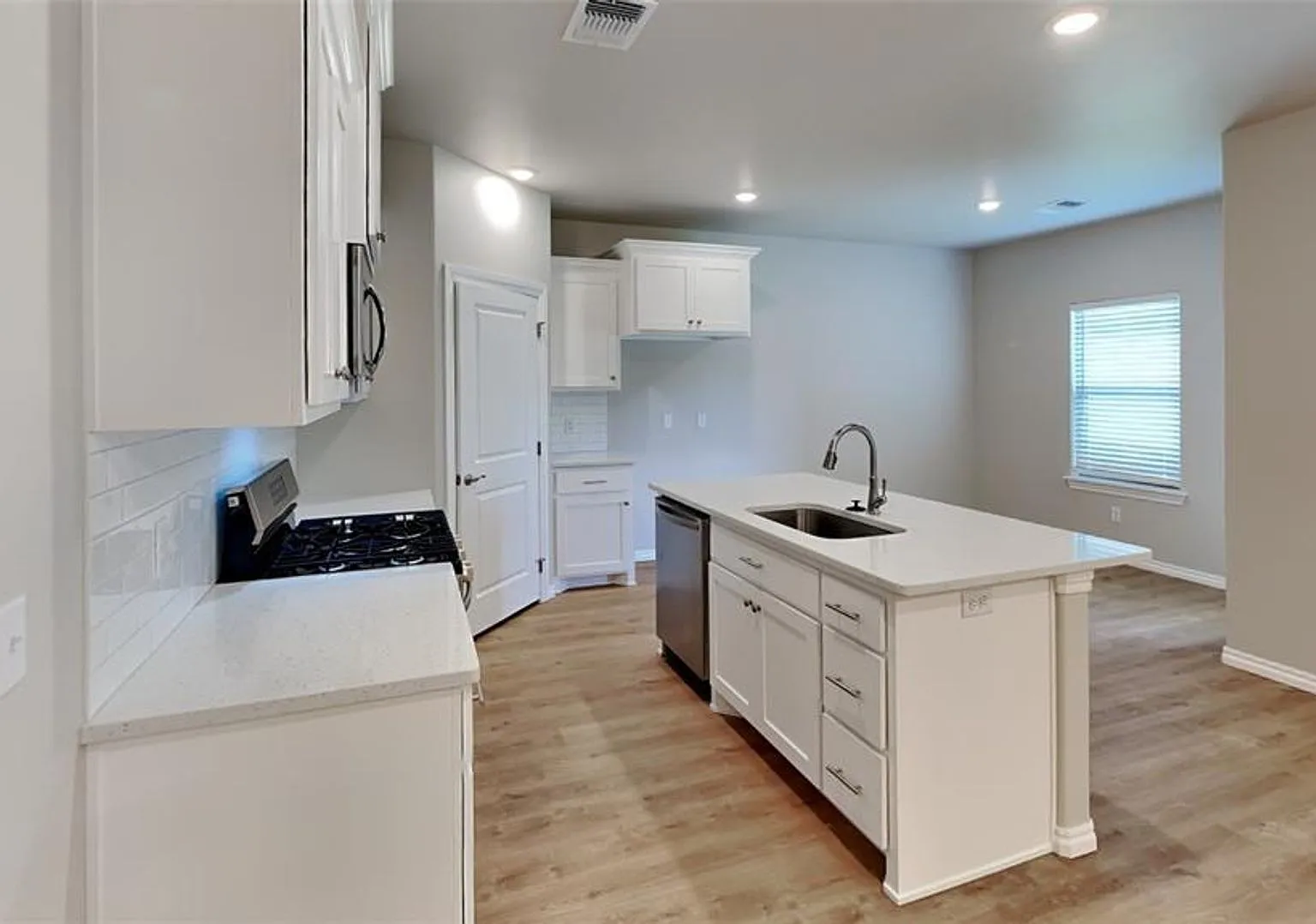 Luxury 2 Bedroom 2 Bathroom Cottage In 55+ Community In Warr Acres, Ok (Leasing Special) — Photo 4