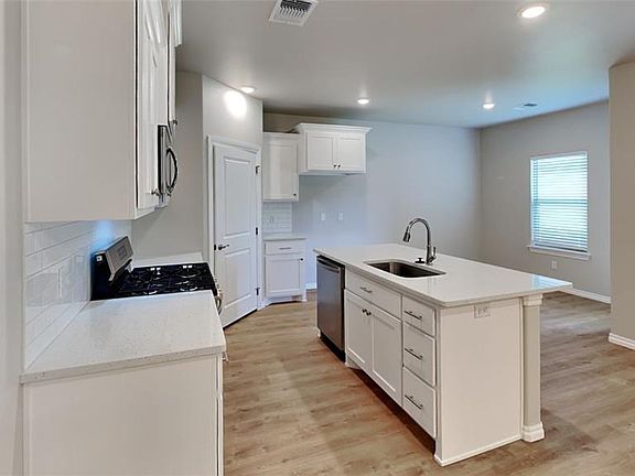 4th image of 6904 Labelle Dr