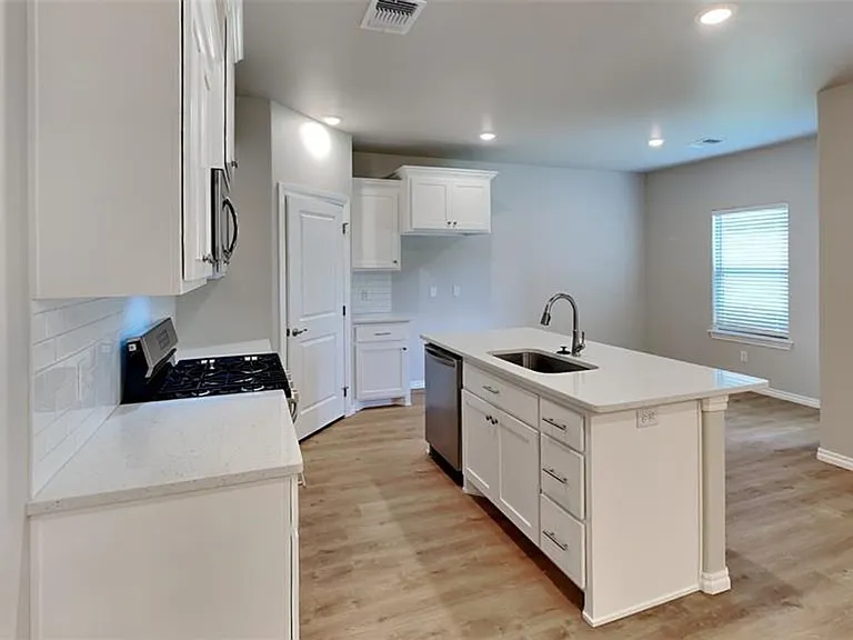 6904 Labelle Dr — Photo 4