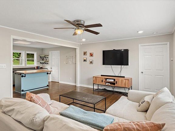 2nd image of 321 Sunrise Dr