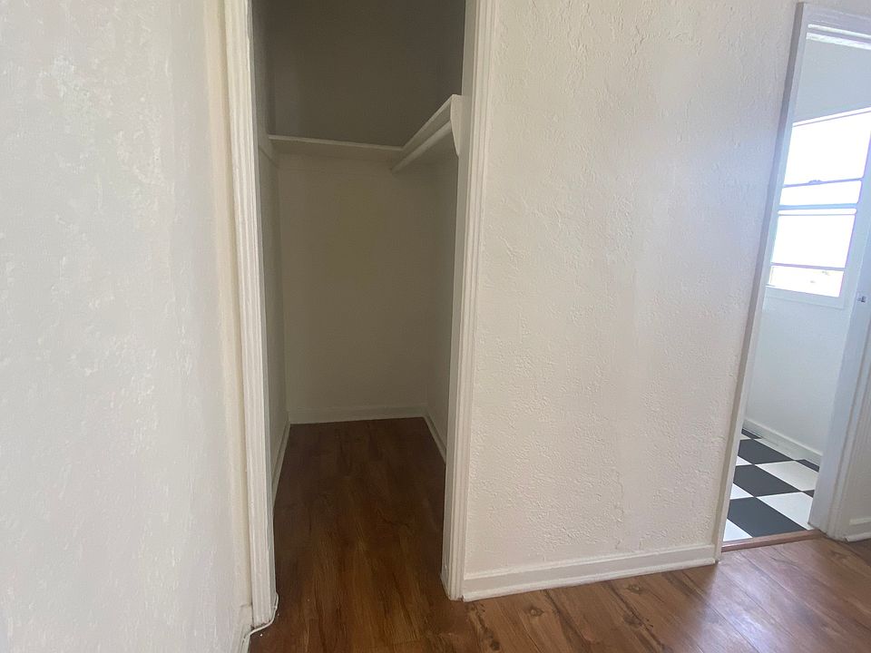 1st image of 4367 Oakwood Ave #307