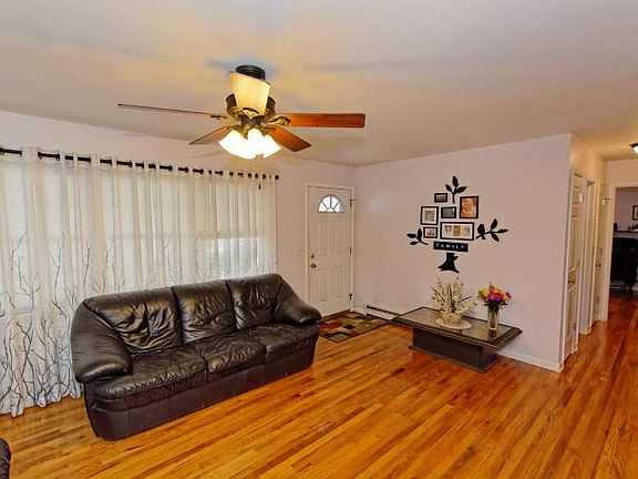 4th image of 27 Scotchpine Dr