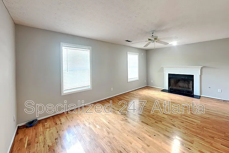 6 bed, 2.5 bath, 2334 sqft, $2,395 — Photo 4