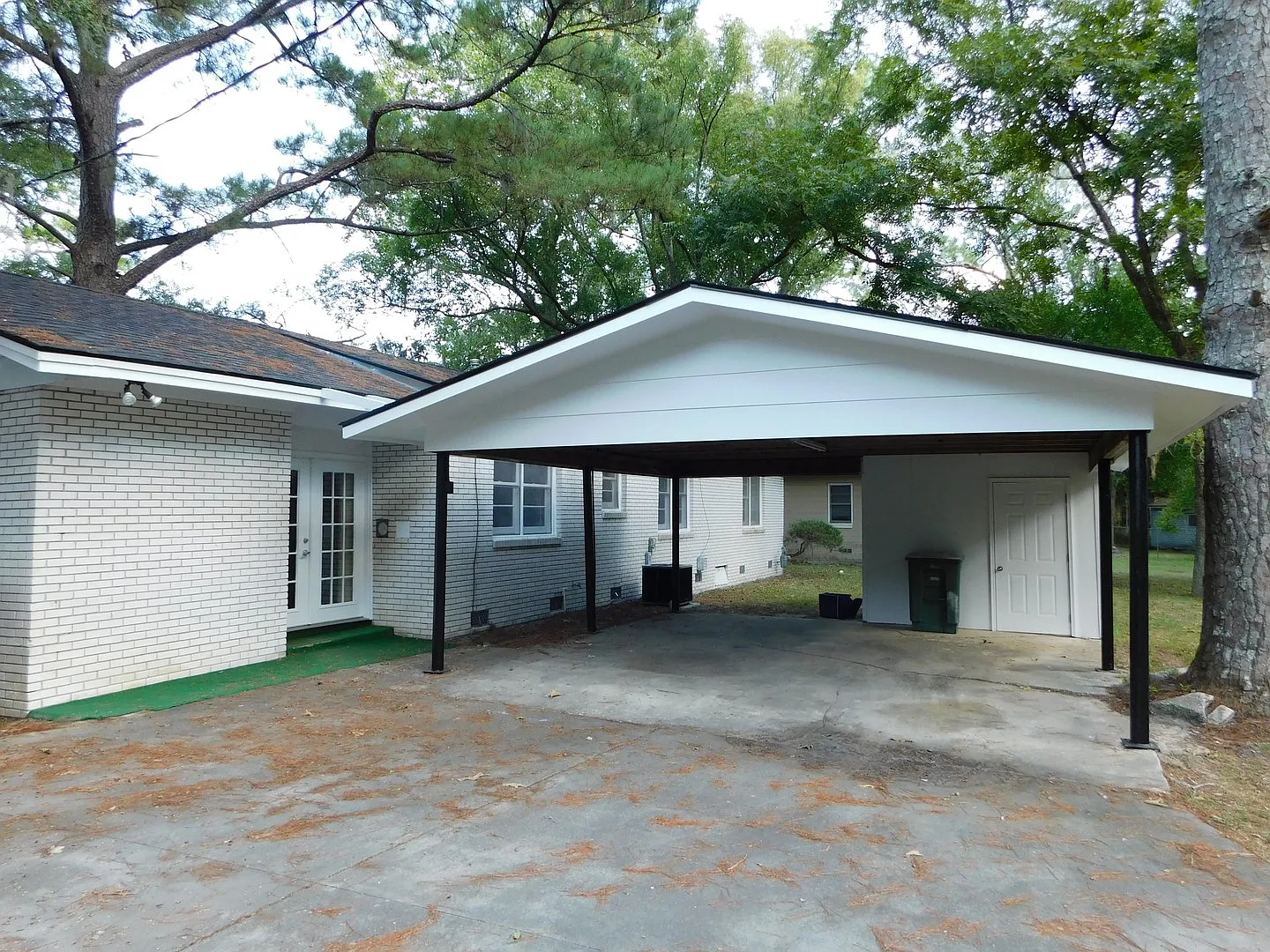 1404 Lake Park Rd / / 4 bed/2 bath home with washer and dryer — Photo 1
