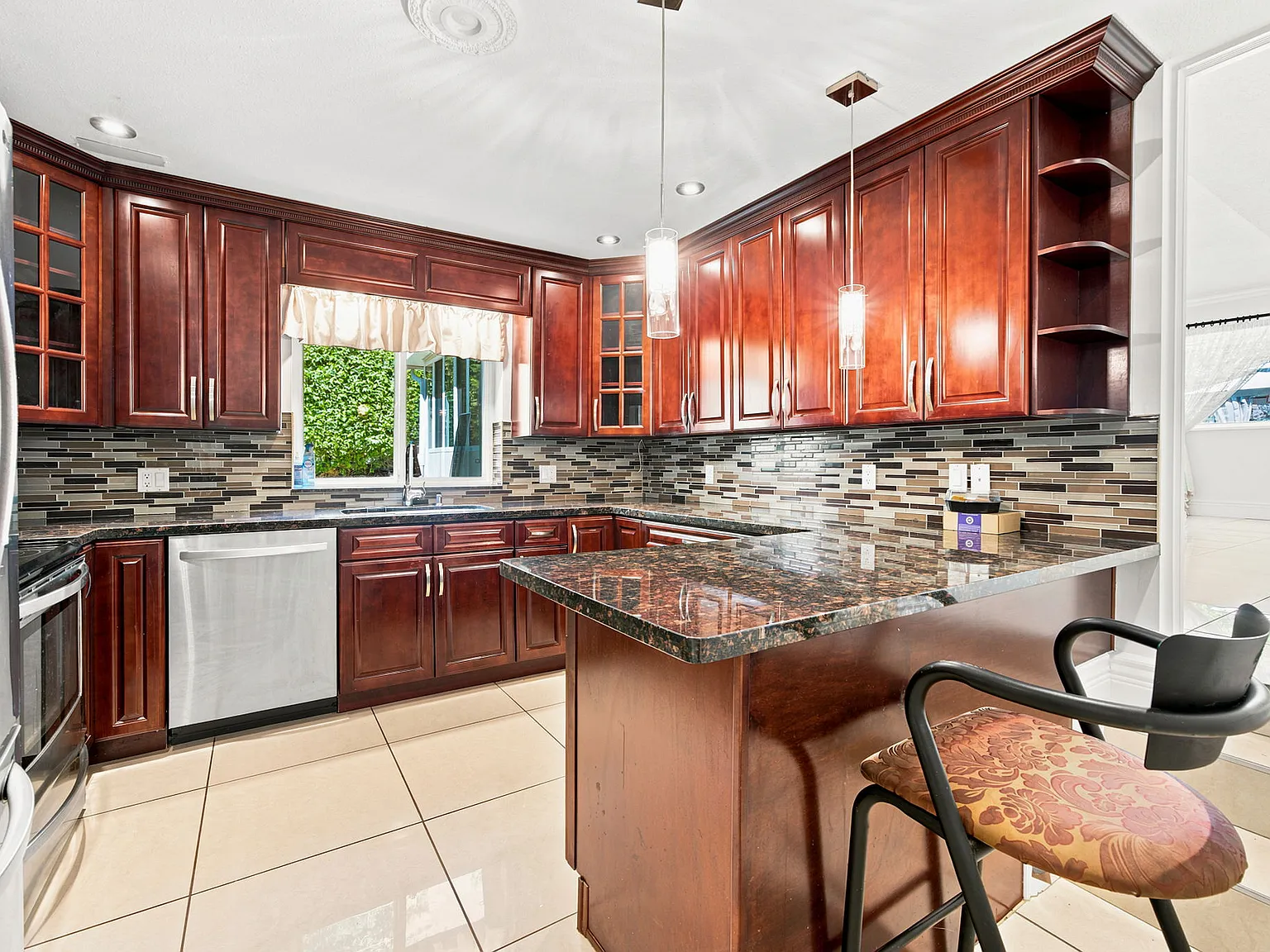6 bed, 5300 sqft, $8,950 — Photo 4