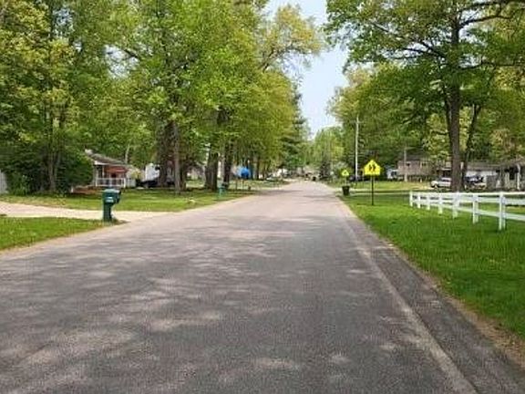 Exterior Neighborhood (street photo)