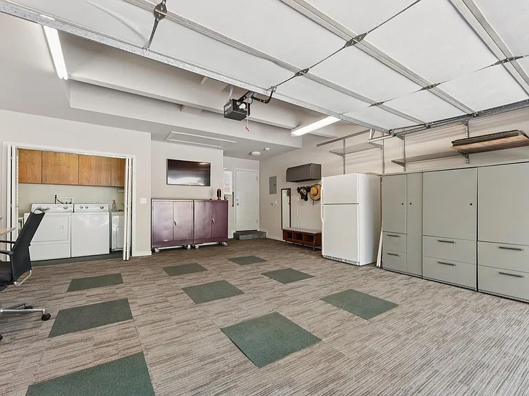 61 Bradley Ave — Photo 46