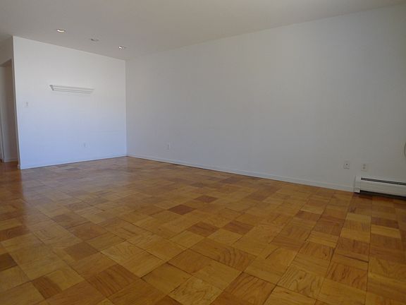 4th image of 138 Country Club Ln