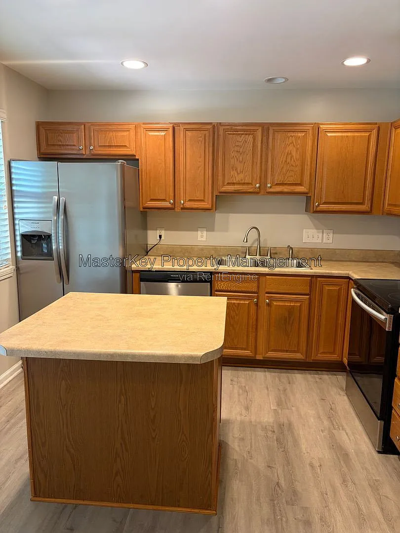 3 bed, 2.5 bath, 1328 sqft, $1,695 — Photo 2