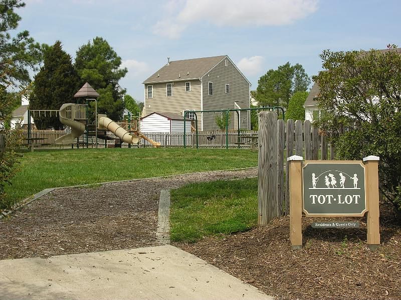 2nd image of 1732 Leslie Ln