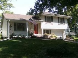2206 Waveland Dr, Bettendorf, IA 52722