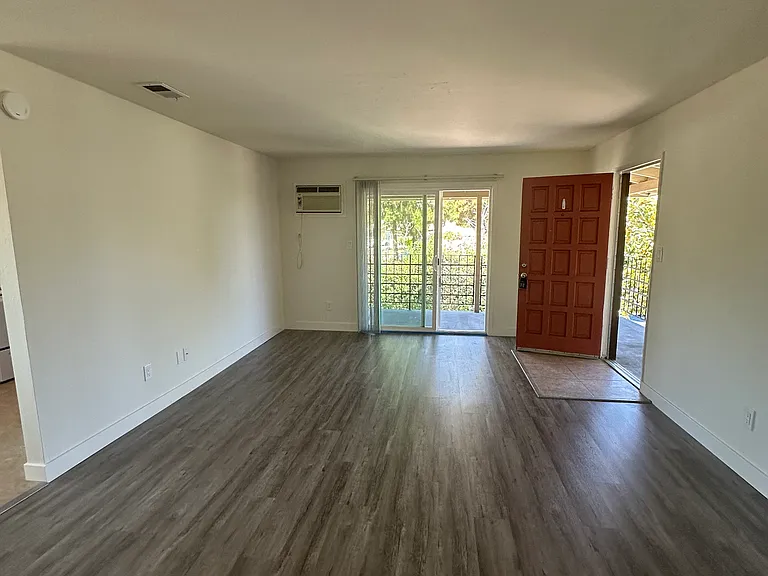 948 Azure St #4 — Photo 2