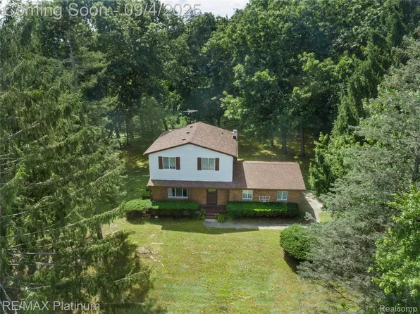 10600 Pinehill Dr, Holly, MI 48442