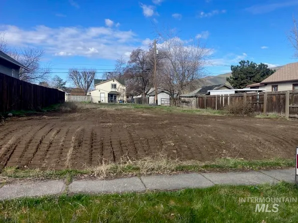 416 6th St, Clarkston, WA 99403