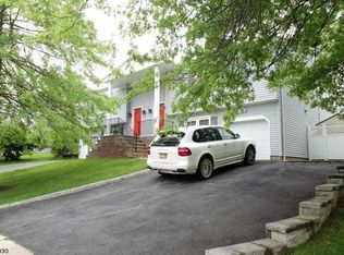 3 Phoenix Dr, Mendham, NJ 07945