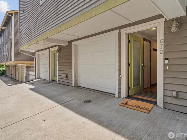 672 NE 40th St, Seattle, WA 98105