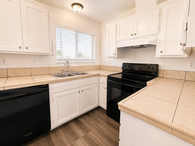 8582-8598 Tamarind Ave — Photo 7