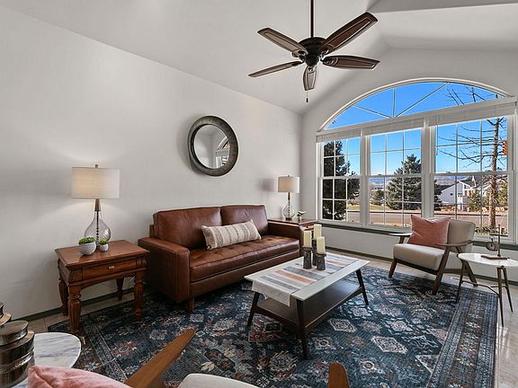Front living room with view towards mountains