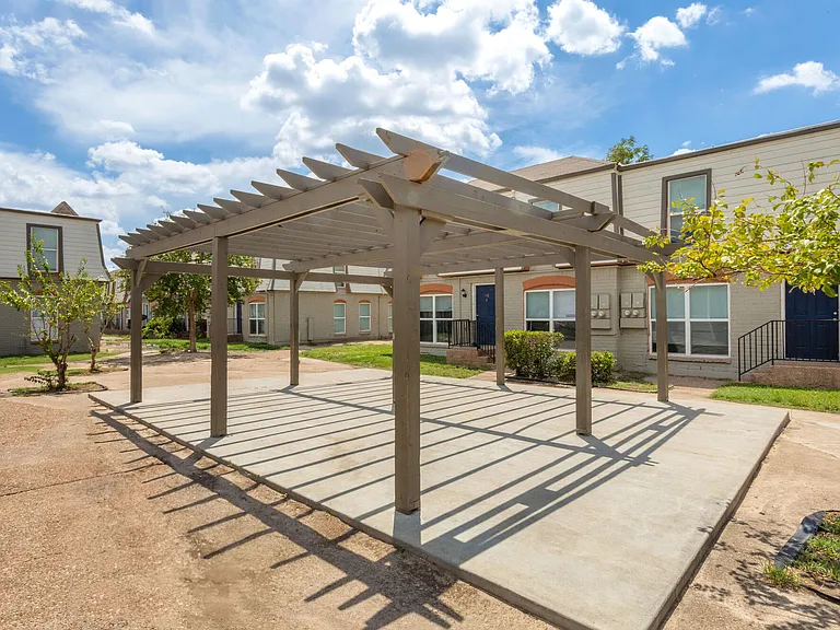 Valencia at Spring Branch — Photo 15