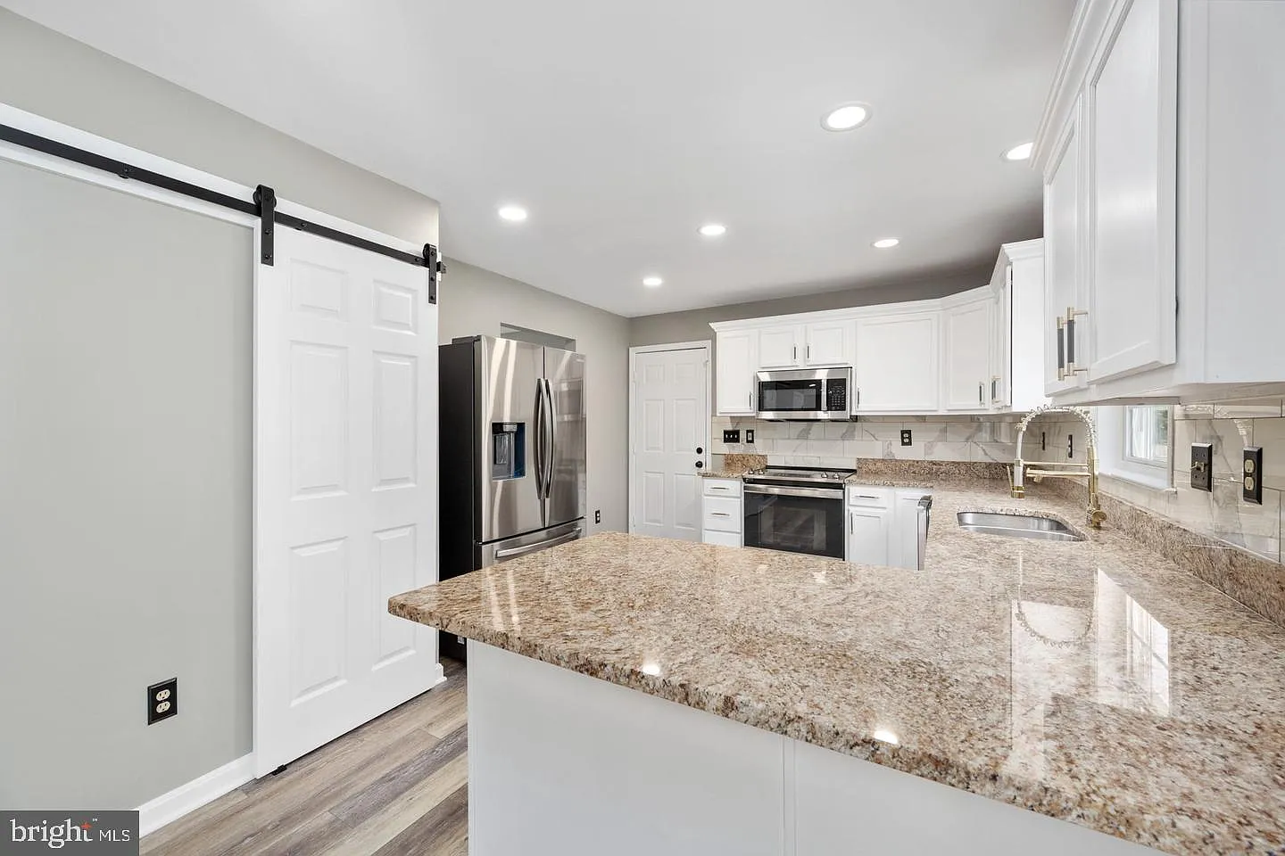 3 bed, 2.5 bath, 2050 sqft, $3,000 — Photo 2