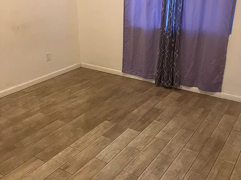 1247 Roselle Ave — Photo 3