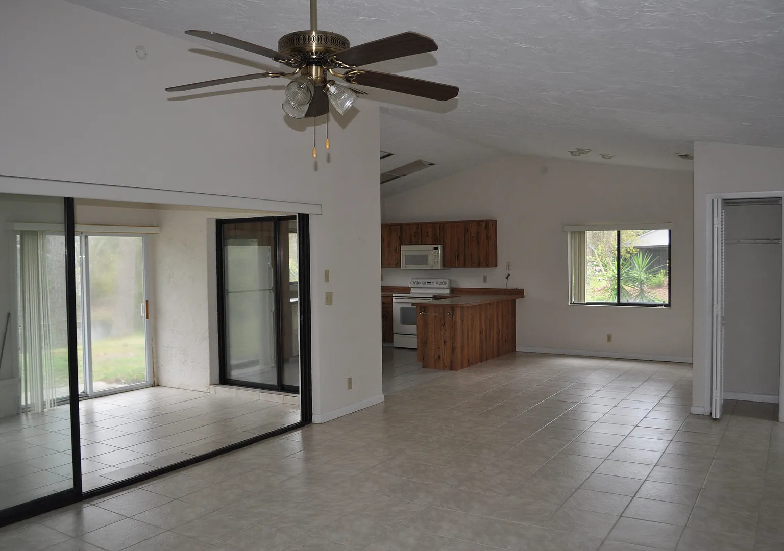 Lovely 2 Bedroom 2 bath home on fresh water canal in Pine Grove — Photo 2