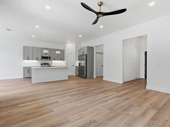 3rd image of 13 Country Place Dr