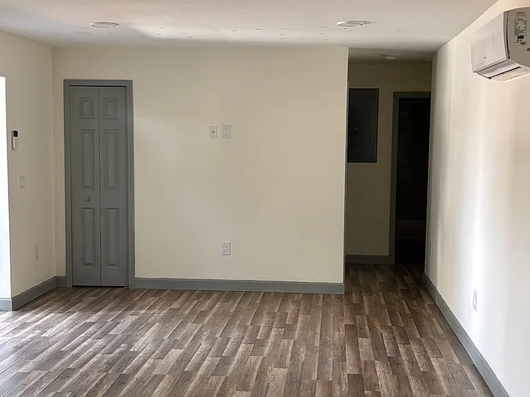 2500 Erving Ave — Photo 11