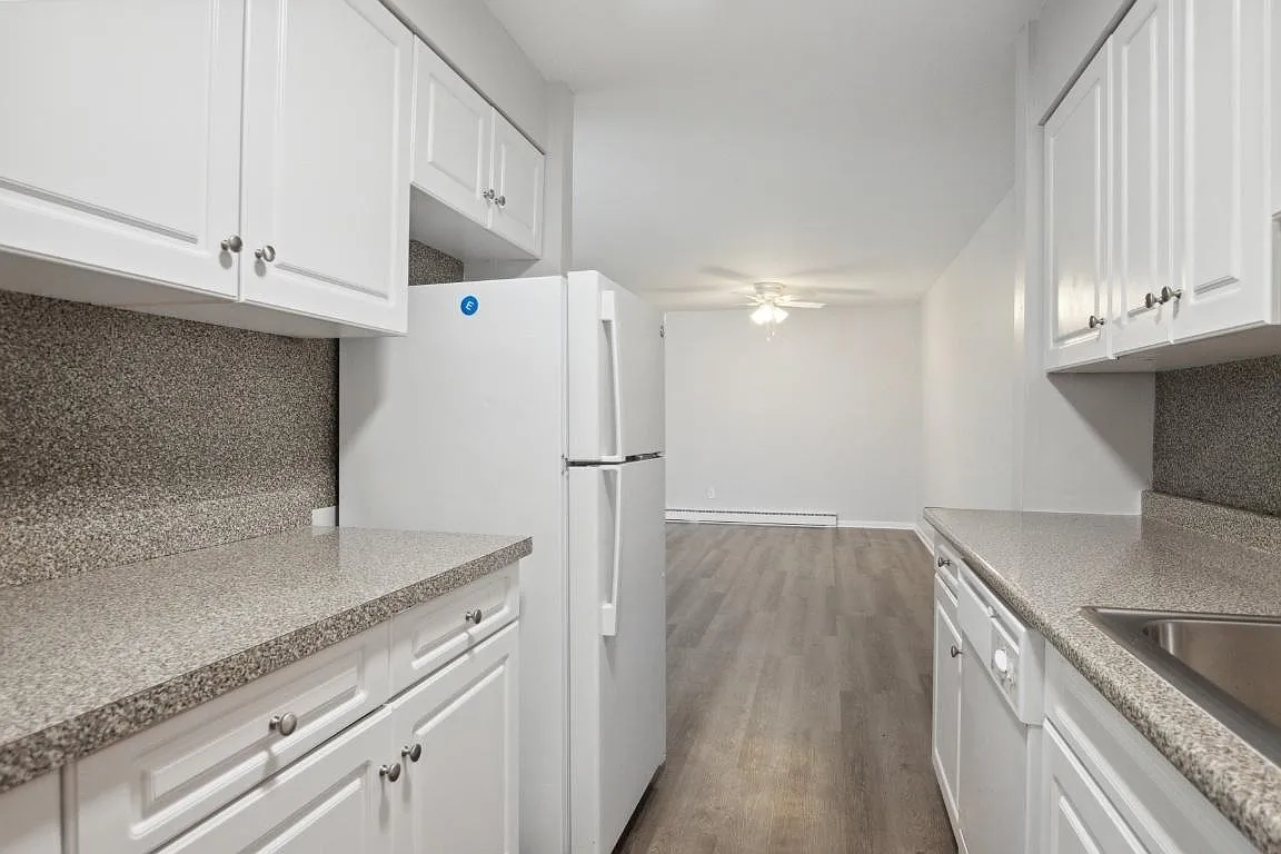 Golden Hill Apartments — Photo 4
