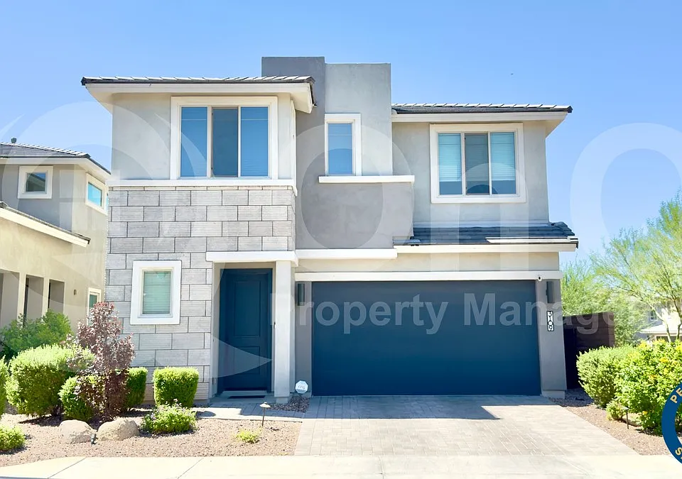 3109 E Louise Dr