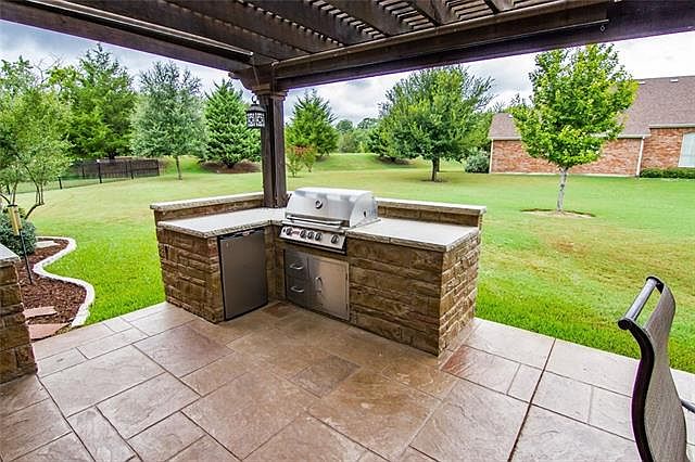 1st image of 930 Medinah Dr