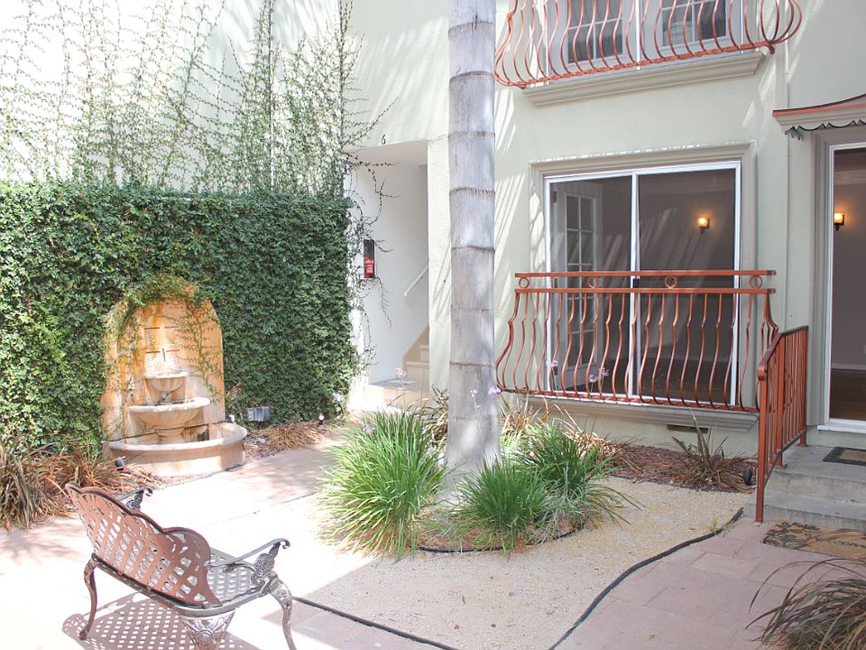 1st image of 432 S Doheny Dr #3A
