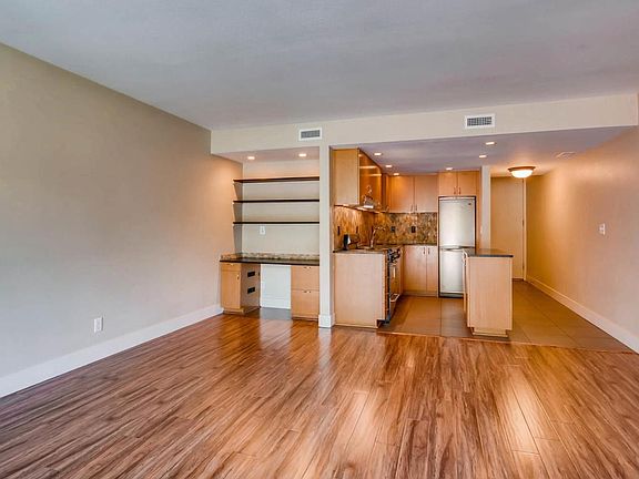 Wet Bar/Desk & Kitchen