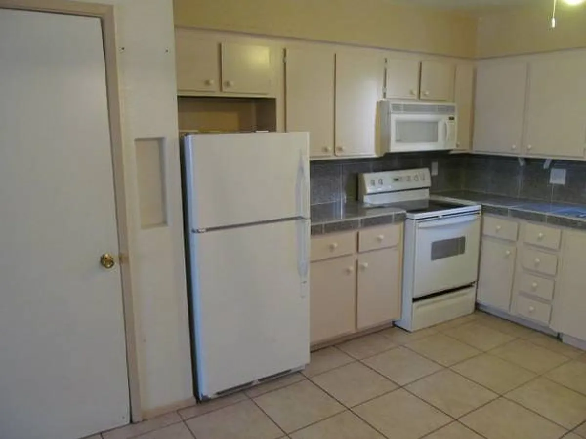 Building Photo - 465 W Ivyglen St #234