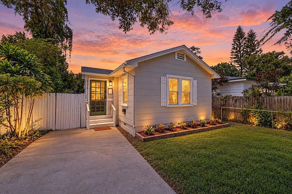 2 bed, 1.0 bath, 830 sqft, $2,300 — Photo 1