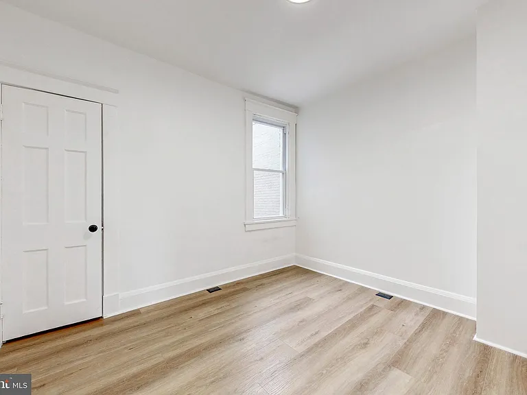 2320 W Lexington St — Photo 17