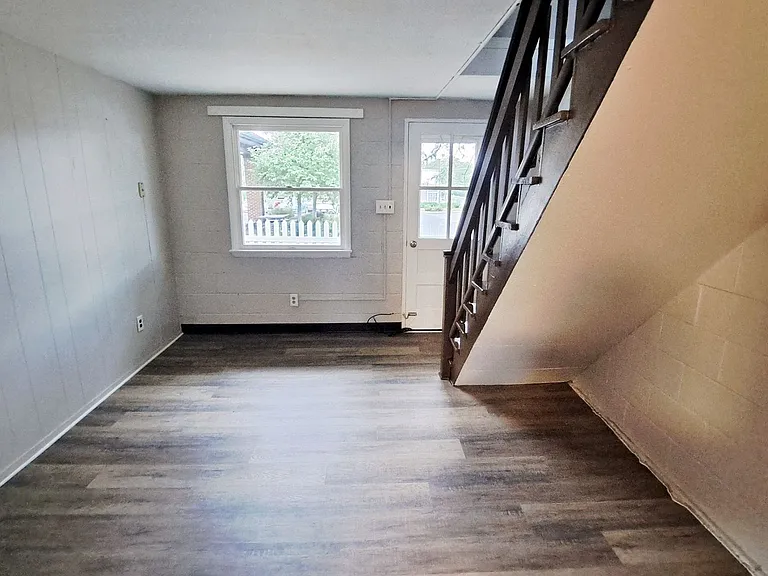 240 W High St — Photo 9