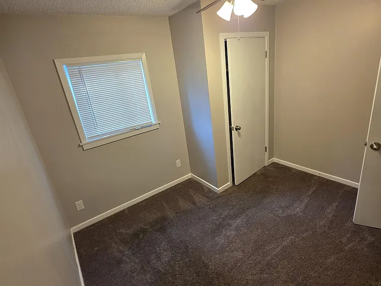 8 W Windsor Dr — Photo 15